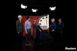 Tim organizacije i časopisa Bulletin of Atomic Scientists pokazuje novo vrijeme na 'Satu sudnjeg dana' - 90 sekundi do ponoći, Washington 24. januar 2023.