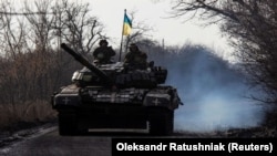 Ukrainian servicemen ride atop a tank near the frontline town of Bakhmut on January 20.