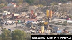 Iako je od decembra 2020. Vlada zabranila vađenje pijeska i šljunka iz Morače i Cijevne, nadležni nijesu uspjeli da zaustave te nelegalne aktivnosti pa je premijer Dritan Abazović 25. januara najavio angažovanje Vojske
