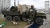 Тела российских военнослужащих в украинской форме внутри и рядом с автомашиной. Они были застрелены во время атак на столицу Украины Киев 25 февраля.