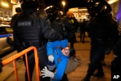 Задержание участницы антивоенного протеста в Санкт-Петербурге 26 февраля этого года