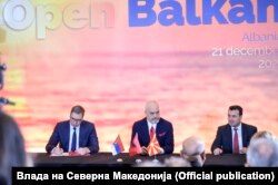 Predsednik Srbije Aleksandar Vučić, premijer Albanije Edi Rama i donedavni makedonski premijer koji je podnio ostavku Zoran Zaev na sastanku oko 'Otvorenog Balkana' u Tirani 2021. godine