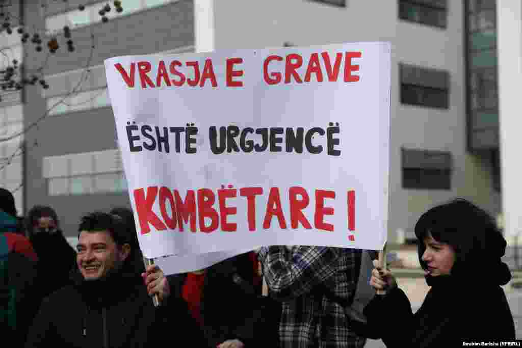 Aktivistkinje za prava žena i građani protestovali su ispred Palate pravde u Prištini, a potom i na glavnim gradskim ulicama. Oni su rekli da su sudovi na Kosovu patrijarhalni, tvrdeći da pravosudni sistem izriče niske kazne za ubijanje žena. &nbsp;