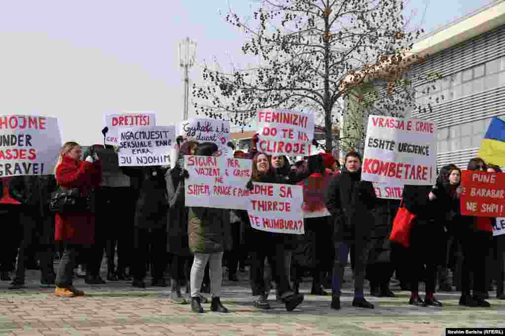 Protest ispred Palate pravde, koju kritikuju da ne reaguje brzo u slučaju nasilja nad ženama, seksualnog uznemiravanja i izriče niske kazne muškarcima.
