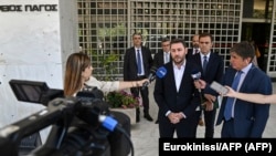 Lider grčkog opozicionog Pasoka Nikos Andrulakis daje izjavu medijima posle podnošenja žalbe Vrhovnom sudu u Atini zbog prisuškivanja njegovog telefona, 26. jul 2022.
