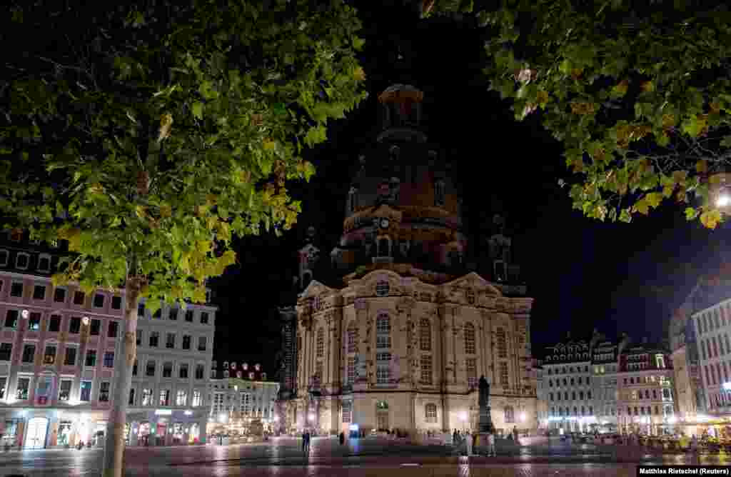 Zamračena crkva Frauenkirche u Dresdenu 22. augusta. Neki su s dolaskom zime izrazili strah od masovnih nemira u Njemačkoj, dok se energija ograničena i postaje skuplja. Kancelar Olaf Scholz nedavno je opisao sve veće troškove energije kao &quot;bure baruta za društvo&quot;.
