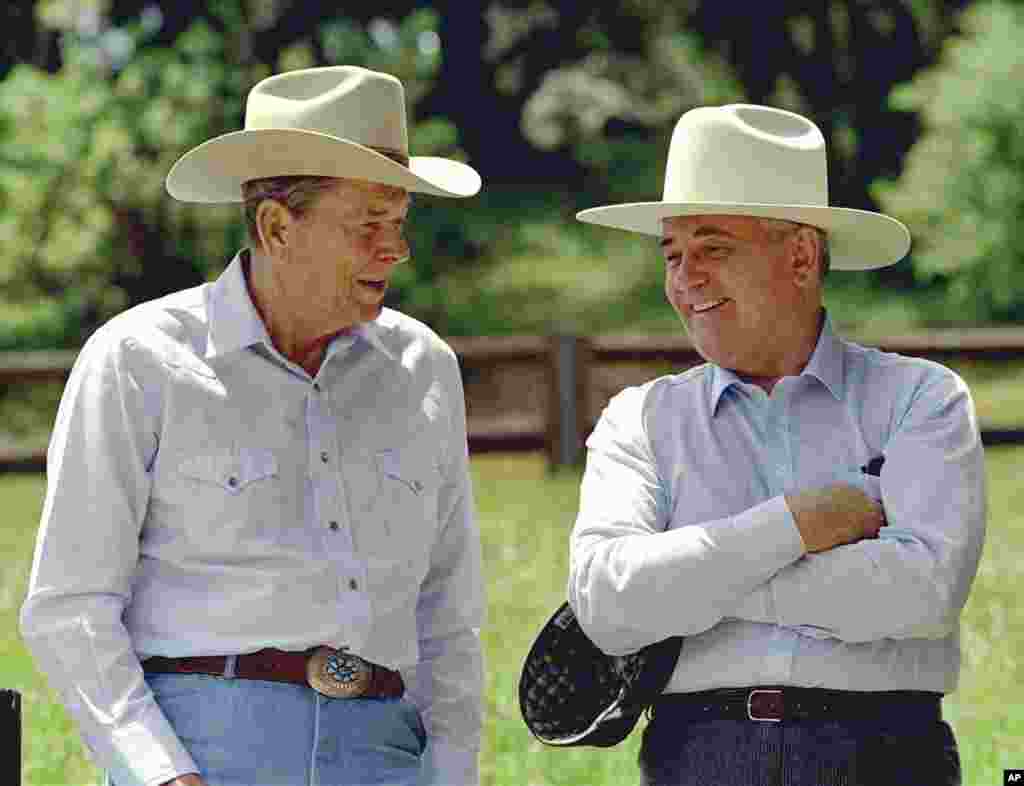 Gorbačov i bivši američki predsjednik Ronald Reagan nose kaubojske šešire na Reaganovom ranču u Kaliforniji 2. maja 1992. Njih dvojica su uspostavili odnos ne samo zasnovan na međusobnom poštovanju, već i na prijateljstvu koje je pomoglo da se okonča Hladni rat.