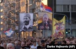 Demonstranti u Beogradu 28. avgusta na protestu zbog planiranih LGBT manifestacija, s ruskim zastavama i slikama ruskog predsednika Vladimira Putina i kontroverznog srpskog generala iz Drugog svetskog rata Dragoljuba Mihailovića.