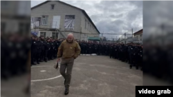 Na snimku iz videa na kanalu Popular Politics vidi se čovjek koji liči na Prigožina kako vrbuje zatvorenike za borbe u Ukrajini, septembar 2022.