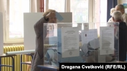 Prema rezultatima Republičke izborne komisije (RIK) najviše mesta u parlamentu imaće Srpska napredna stranka - 120 od ukupno 250 poslaničkih mesta. Glasanje na biračkom mestu u Nišu, 3. april 2022. 