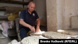 Mileta Lukić izvozi grnčariju u Australiju. "Proces ručne izrade je dugotrajan i težak i zbog toga je proizvodnja nedovoljna za ozbiljniji nastup na inostranom tržištu."