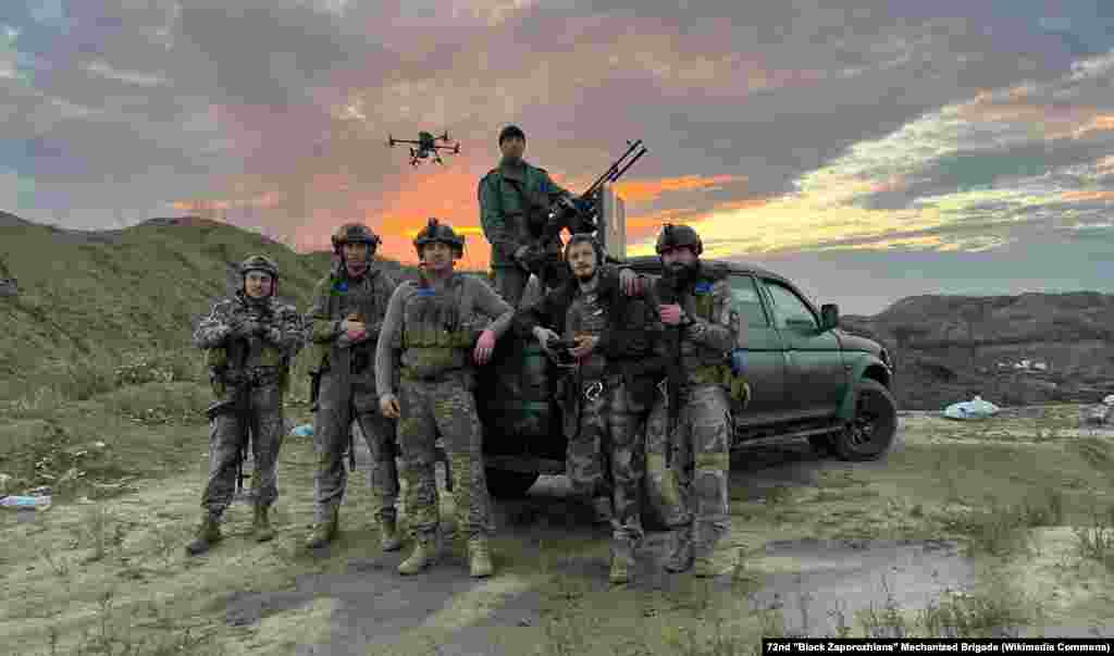 Pripadnici ukrajinske 72. mobilne vazdušno-izviđačke grupe Crni Zaporižci poziraju sa svojim &quot;bombarderom&quot; DJI Matrice 300. &nbsp;