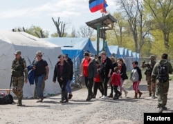 Эвакуация мирных жителей из района в Мариуполе, где находится завод "Азовсталь"