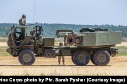 Američki marinci pored visokomobilnog artiljerijskog raketnog sistema HIMARS u Sjevernoj Karolini, april 2021.