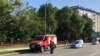 Policija i vatrogasci ispred srednješkolskog centra u Doboju, nakon dojave o bombi, 1. jun 2022.