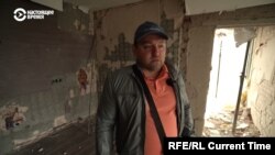 Kostjantin Liščuk i njegove komšije pokušavaju da obnove stanove posle direktnog udara u njihov soliter u Kijevu.