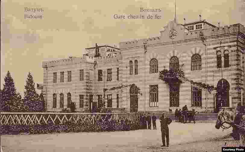 XIX საუკუნის 90-იან წლებში ბათუმში ახალი, ორსართულიანი სადგური აშენდა. საბჭოთა კავშირის დროს შენობას შუშაბანდი მიაშენეს.&nbsp; ბოლო წლებში კი ისტორიულ უბანში მრავალსართულიანი სახლებიც გაჩნდა.