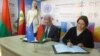 Заяву пра гатоўнасьць зьнізіць няроўнасьць на Магілёўшчыне падпісваюць намесьніца прадстаўніка Фонду ААН у галіне народанасельніцтва Алена Касько і намесьнік старшыні Магілёўскага аблвыканкаму Валеры Малашка
