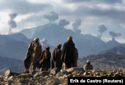 Afganistanski borci protiv talibana gledaju eksplozije nastale nakon što su SAD bombardovale Tora Bora špilje gdje se, kako navode, skrivao Bin Laden, 16. decembar 2001.