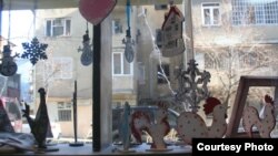 Кристина и Георгий раскрашивают и украшают узорами новогодние сувениры. Снежинки, елочки, ангелочки и символ наступающего года – петух