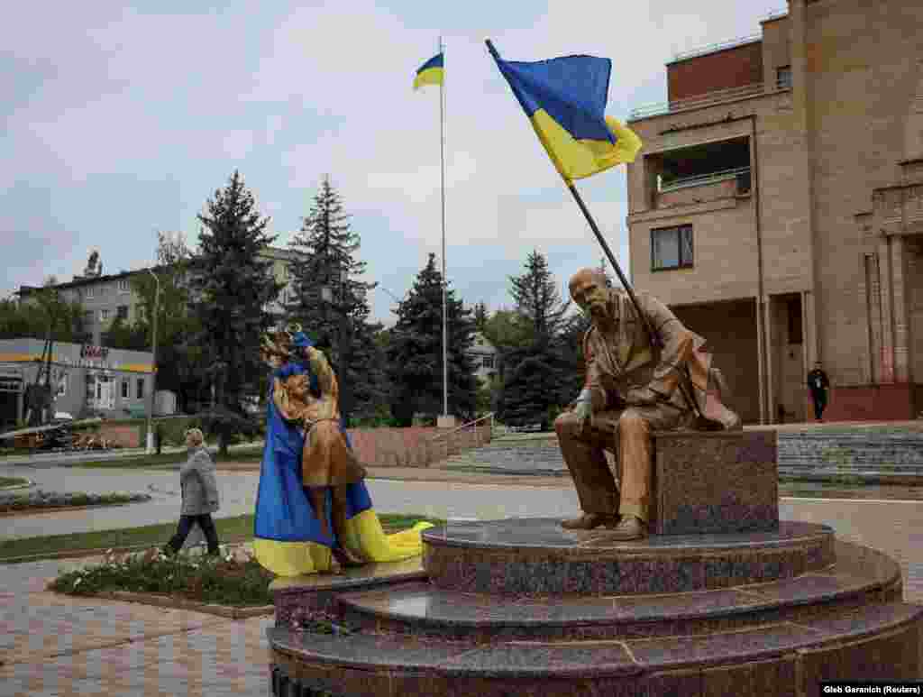 Ukrajinska nacionalna zastava vijori se na vjetru na spomeniku ukrajinskom pjesniku Tarasu Ševčenku u Balakliji.