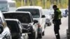 Finska vlada je saopštila da će njena odluka dovesti do značajnog pada prekograničnog saobraćaja nakon što je skoro 17.000 Rusa prešlo granicu tokom vikenda.