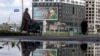 Bilbord koji promoviše ugovornu vojnu službu sa likom vojnog lica i sloganom "Služenje Rusiji je pravi posao", Sankt Peterburg 20. septembra 2022.