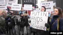Aktivisti u Njujorku na protestu protiv ruske intervencije u Ukrajini, februar 2014.