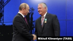 Vladimir Putin dodelio orden Reksu Tilersonu, Sankt Peterburgu, 2013.