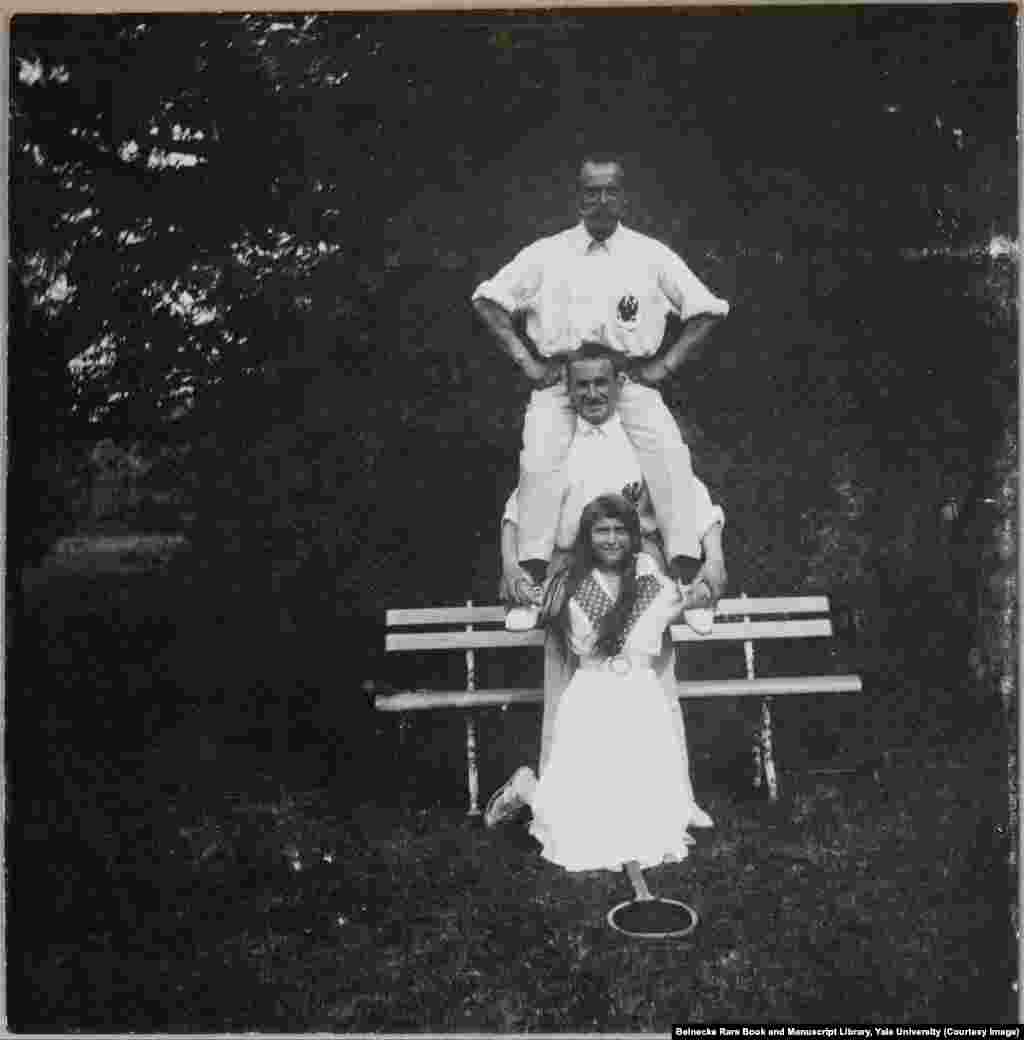 Anastasija, najmlađa nadvojvotkinja, fotografisana nakon partije tenisa sa oficirom i njenim ocem, Nikolajem II. U noći ubistva, 17. jula 1918, Anastasija se onesvestila nakon prvih pucnjeva. Probudila se nekoliko trenutaka kasnije i vrisnula pre nego što su je boljševici izboli bajonetima. &nbsp;