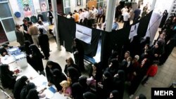 Иран -- Бийликтер кечээги шайлоого добуш бергенге укугу бар 46 миллиондон ашуун жарандардын сексен процентке жакыны катышты деп болжолдоп жатышат.