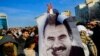 Pristaše ističu poster koji prikazuje zatvorenog vođu Kurdistanske radničke stranke (PKK) Abdulaha Odžalana u Dijarbakiru, jugoistočna Turska, 27. 2. 2025.