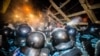 "Беркут" пытается сносить баррикады в Киеве