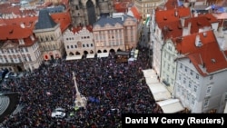 Demonstracije protiv ograničenja zbog korona virusa (COVID-19) tokom obeležavanja 32. godišnjice Baršunaste revolucije 1989. u Pragu, Češka Republika, 17. novembra 2021.