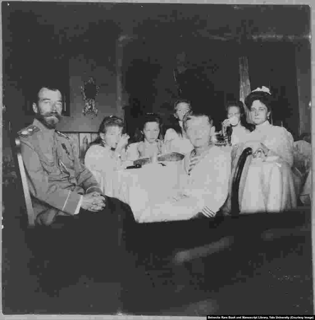 Nikolaj II i njegova supruga carica Aleksandra (skroz desno), sa njihove četiri kćeri i sinom. Car je bio primoran da abdicira 1917, a njega i njegovu porodicu boljševičke trupe su streljale i bajonetima izbole na smrt 1918, da bi zatim njihova tela bila posuta kiselinom i bačena u rudarsko okno. &nbsp;