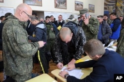 Regruti se okupljaju u vojnom regrutnom centru Batajsk, regija Rostov na Donu, Rusija, 26. septembar 2022.
