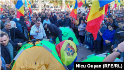 18 სექტემბერს პარტია "შორის" აქტივისტებმა საპროტესტო კარვები გაშალეს პრეზიდენტისა და პარლამენტის შენობების წინ 
