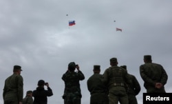 Dronele poartă steaguri rusești și belaruse pe un teren de antrenament în timpul exercițiilor militare comune Rusia-Belarus „Zapad-2025” lângă Borisov, Belarus, 15 septembrie 2025.