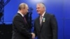 Рекс Тіллерсон, керівник енергетичної компанії Exxon Mobil (праворуч) та президент Росії Володимир путін під час енергетичного саміту у Санкт-Петербурзі. Червень 2013 року