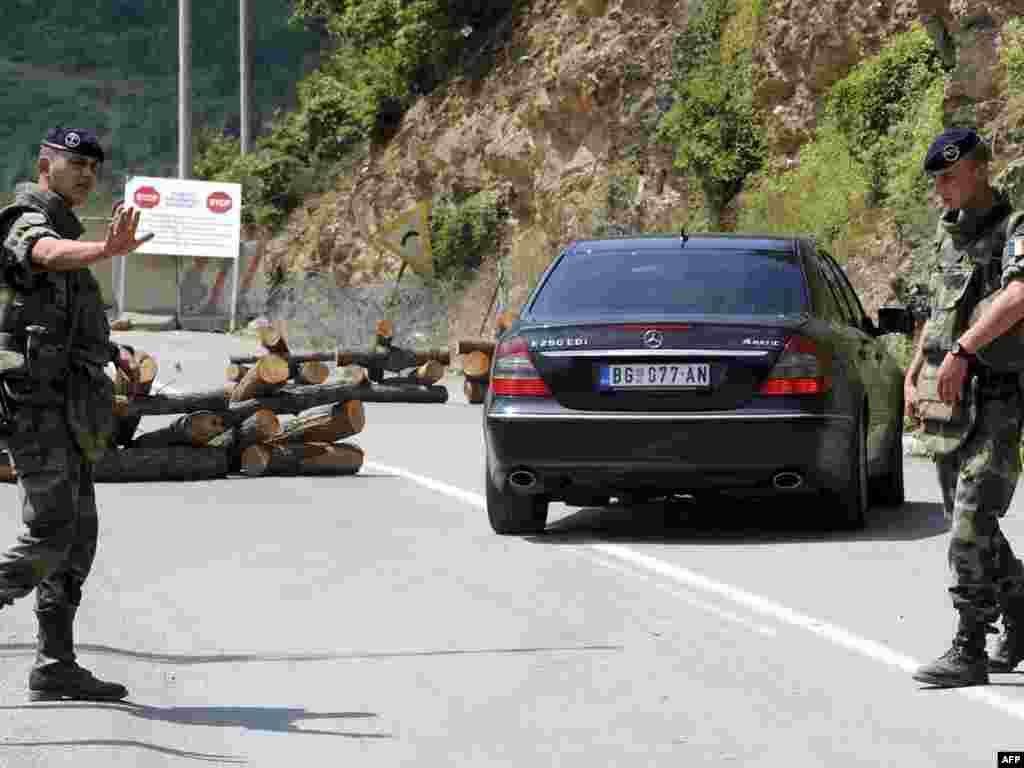 Francuski vojnici KFOR-a kontroliraju granični prijelaz Brnjak, 03.08.2011. Foto: AFP