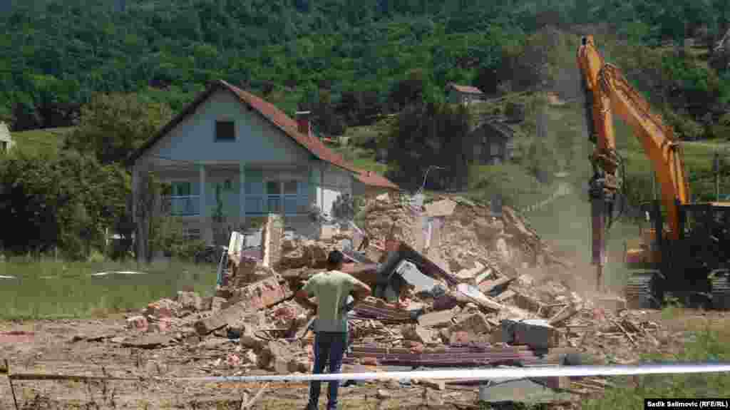 ​Fata Orlović je, nakon što crkva nije uklonjena ni nakon mnogobrojnih tužbi, ročišta i sudskih presuda, je pomoć potražila i na Evropskom sudu za ljudska prava u Strazburu koji je u oktobru 2019. godine donio pravosnažnu presudu u kojoj je naloženo uklanjanje crkve sa imanja porodice Orlović, sa krajnjim rokom za izvršenje presude 1. aprila 2020. godine. Nakon presude u Strazburu, u februaru 2020. godine, crkva je ispražnjena. Prema odluci Skupštine Opštine Bratunac određeno je da bude prebačena na novu lokaciju, u centar obližnjeg Bratunca, udaljenog dvadesetak kilometara od Konjević Polja.
