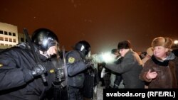 Вечером 19 декабря противники президента Лукашенко вышли на улицу, протестуя против сфальсифицированных, по их мнению, результатов голосования