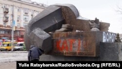 Знесений пам'ятник Григорію Петровському у Дніпропетровську. 30 січня 2016 року 