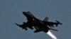 Американський багатоцільовий винищувач F-16 злітає з бази Авіяно в Італії