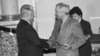 1993 год. Вручение Государственных премий РФ в Кремле. Президент России Борис Николаевич Ельцин во время вручения премии кинорежиссеру Никите Сергеевичу Михалкову