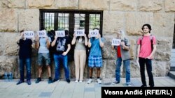 Fotografija sa protesta u Srbiji protiv ekstradicije političara i aktiviste Edževita Piroglua Turskoj, 3. jun 2022.