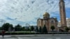 Hram Hrista Spasitelja u centru Banjaluke, i zelena površina na kojoj je planirana izgradnja pomoćnog objekta, 9. jun 2022.