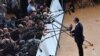Predsednik Srbije Aleksandar Vučić razgovara sa novinarima po dolasku na samit lidera EU u Brisel 23. juna 2022. 