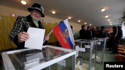 Ղրիմ -- Ղրիմի քաղաքացիները քվեարկում են հանրաքվեում, 16 մարտի, 2014թ․