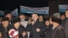 Акматбек Келдибеков өзүн колдоп, митингге чыккан тарапкерлеринин алдында. Ош, 13-декабрь.